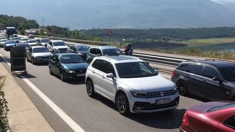 Fluks turistësh nga Kosova drejt bregdetit shqiptar, trafik në Rrugën e Kombit