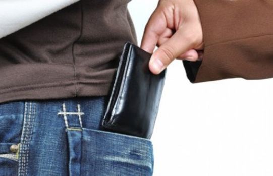 Tentoi t&#8217;i vidhte portofolin në lokal një personi, arrestohet 34-vjeçari në Shijak