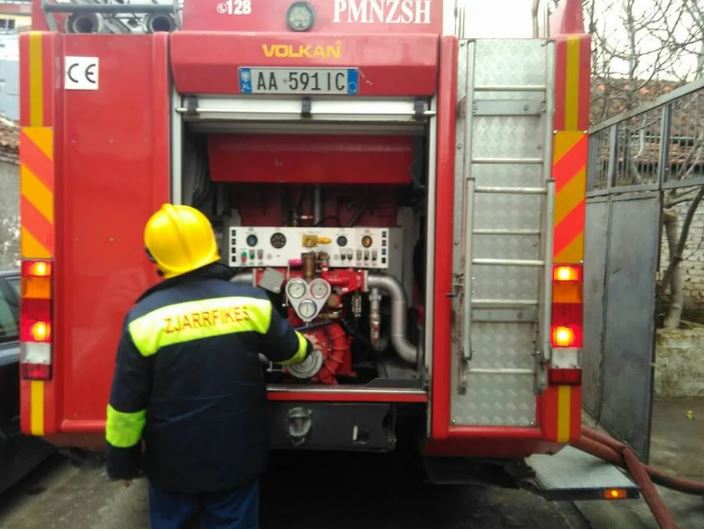 Zjarri përfshin fabrikën e sfungjerit në Tiranë, rrezikohen disa banesa