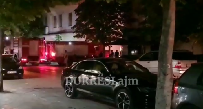 Zjarr në një bankë të nivelit të dytë në Durrës, po punohet për shuarjen e flakëve (VIDEO)