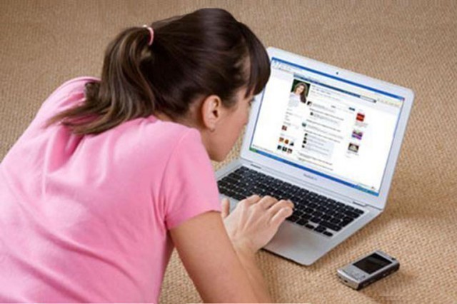 37-vjeçarja hapte llogari në rrjetet sociale me fotot e një gruaje tjetër për ta sharë dhe kërcënuar, ndalohet nga policia