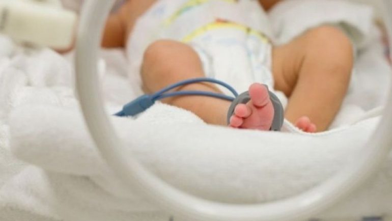 Foshnja 4 muajshe e çiftit shqiptar intubohet në gjendje të rëndë, babai 20-vjeçar arrestohet nën dyshimin për dhunë