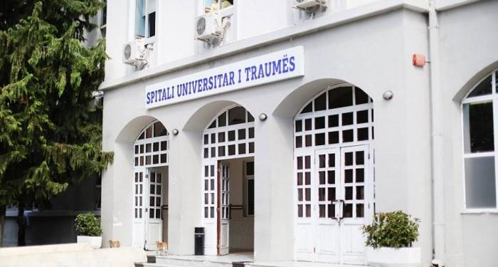 U kap në flagrancë duke marrë para, arrestohet mjeku te Spitali i Traumës