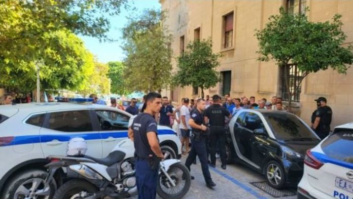 Dy autorët e vrasjes së shqiptarit në Rodos dalin në gjykatë, familjarët: Të kalben në burg