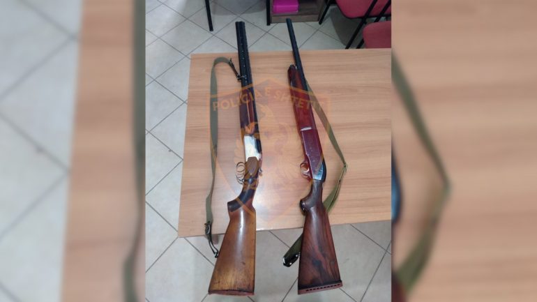 Goditën me tytën e armës së gjahut një shtetas, shpallen në kërkim 2 vëllezërit, ja çfarë u gjet në banesën e tyre