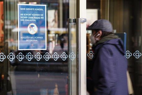 Gjermani, dënohet me burgim të përjetshëm njeriu pa maskë, vrau punonjësin 20-vjeçar të karburantit