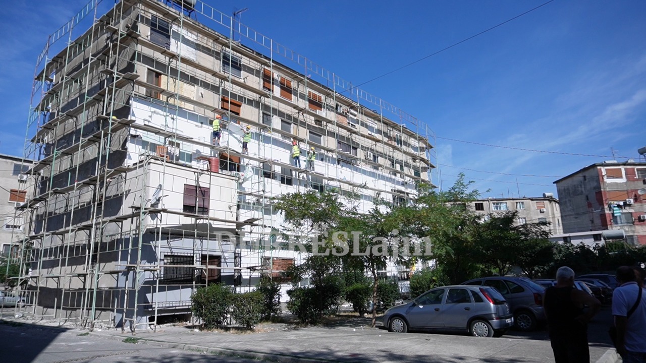 Nis ndërhyrja rigjeneruese në bllokun e banimit në lagjen nr.18 Durrës, do rikualifikohen 26 fasada pallatesh (VIDEO)