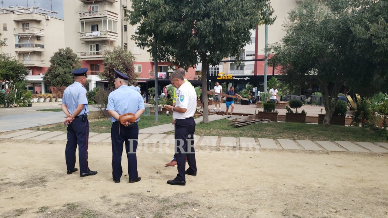 Durrës, nis aksioni për lirimin e hapësirave publike te lulishtja në lagjen 17 (VIDEO+FOTO)