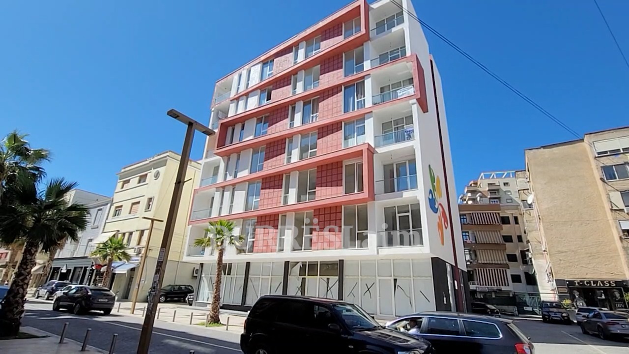 Hyjnë banorët në pallatin e Vip-ave në Durrës, apartamentet ende nuk u janë dorëzuar zyrtarisht (VIDEO)