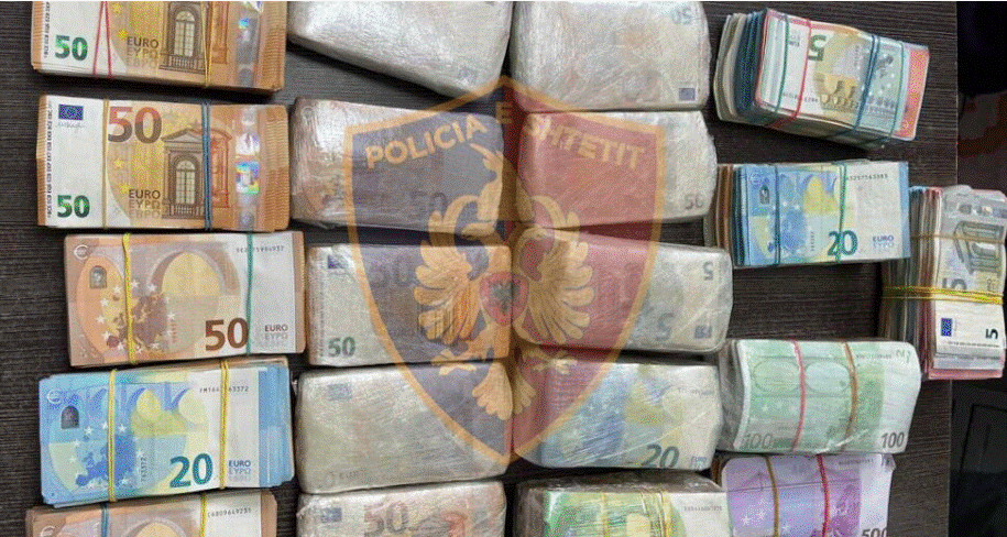 Iu gjetën 218 885 euro të padeklaruara në automjet dhe një sasi verë e kontrabanduar, arrestohet 50-vjeçari