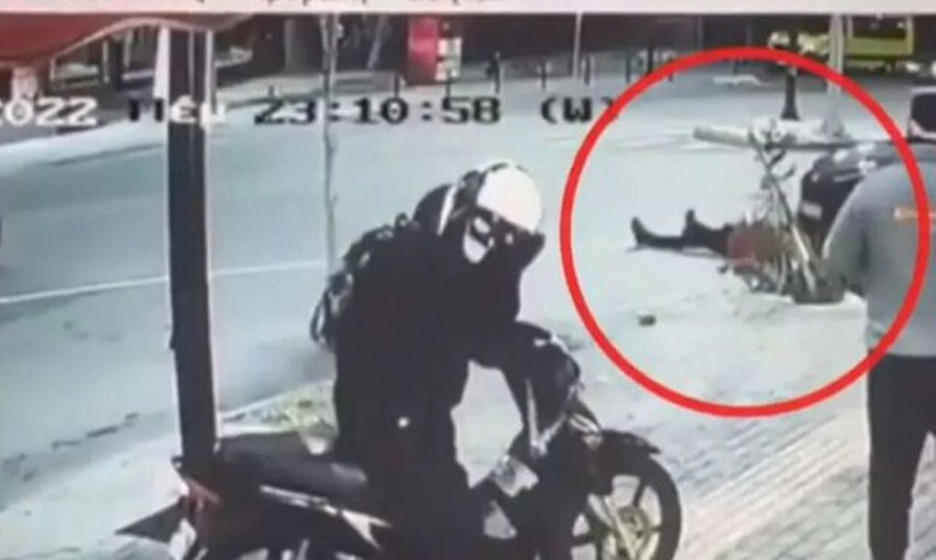 Makina hedh policin 10 m në ajër në mes të asfaltit (VIDEO)