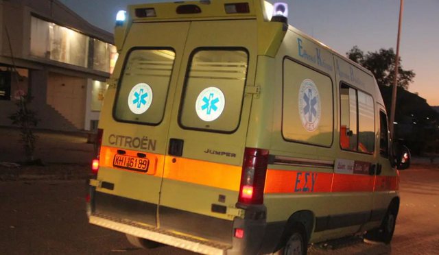 Gjysmë e zhveshur dhe e goditur me thikë, 32-vjeçarja bie nga ballkoni i katit të dytë në Greqi