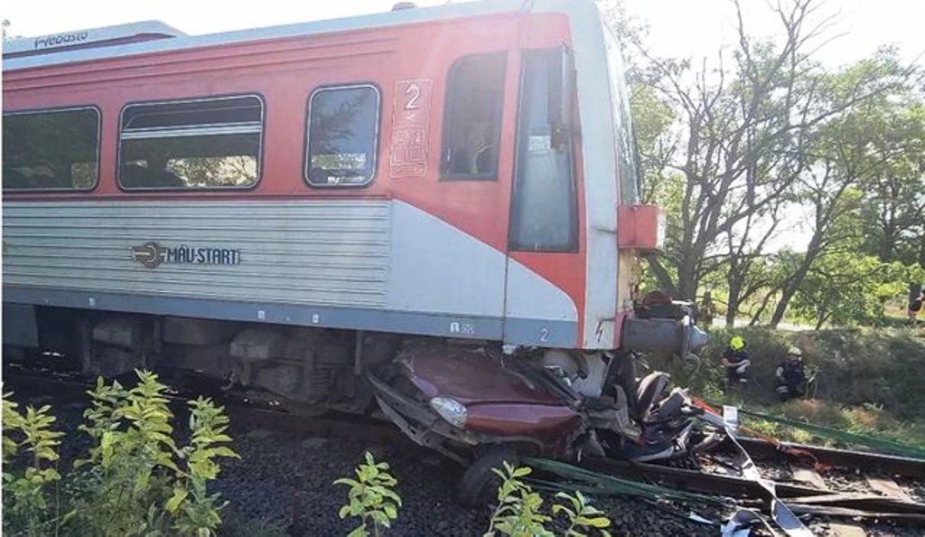 Treni merr para makinën në Hungari, 7 të vdekur