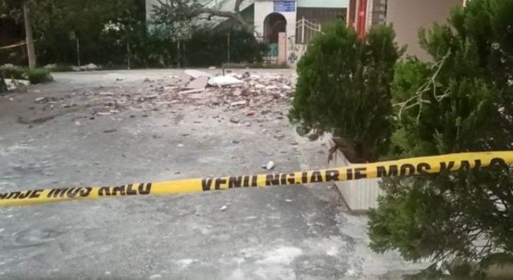 Bie ballkoni i katit të pestë, banorët dalin jashtë të tmerruar