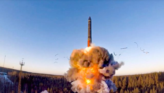 Koreja e Veriut e shpall “zyrtarisht” veten shtet me armë bërthamore, ja çfarë mund të ndodhë