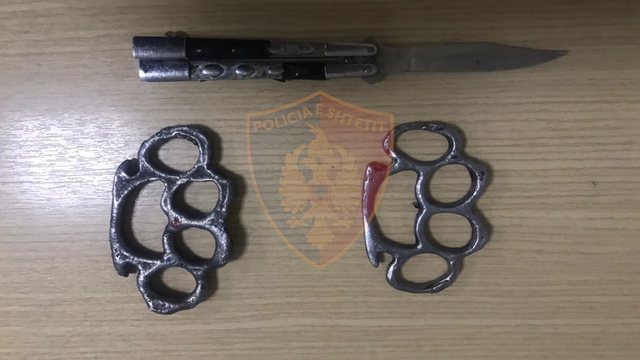 19-vjeçari kapet me thikë dhe përforcuese grushti