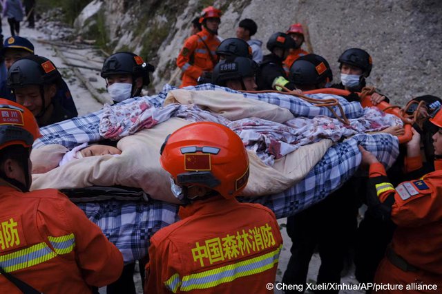 Tëmeti 6.8 ballë në Kinë, shkon në 65 numri i viktimave, mbi 200 ende nën rrënoja (VIDEO)