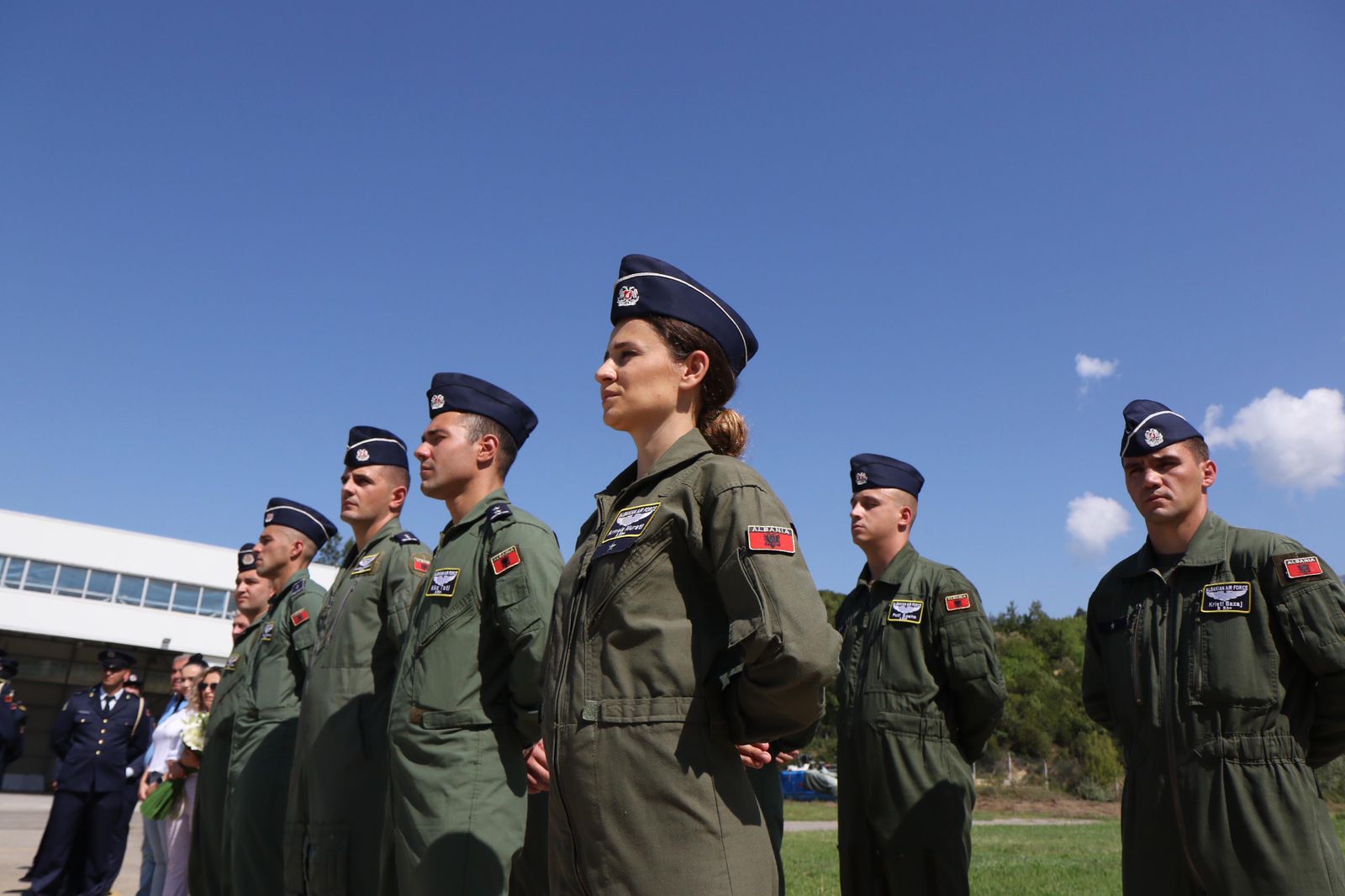 11 pilotë të rinj i shtohen Forcës Ajrore, mes tyre edhe Armela nga Durrësi (FOTO)