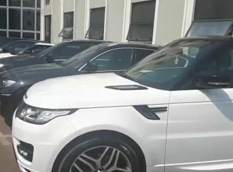 EMRAT/ Parkuan “Lang Rover-in” në pedonalen e qytetit, arrestohen tre të “fortët” që rrahën policët se i vunë gjobë