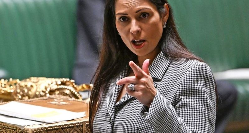 “Kërcënoi” se do dëbonte emigrantët shqiptarë nga Anglia, jep dorëheqjen Sekretarja e Brendshme Britanike