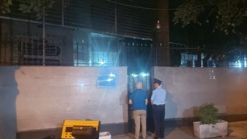 Tym dhe flakë, mbërrin policia/ Çfarë po ndodh në ambientet e ambasadës së Iranit në Tiranë
