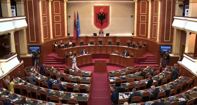 “Plas” në Kuvend, ndërpritet seanca, përplaset Felaj me Tabakun