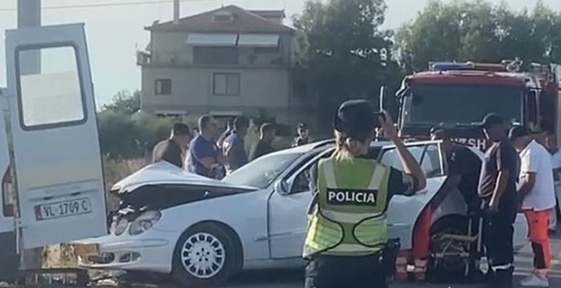Aksident i frikshëm/ Benzi përplaset me shtyllën, plagosen 5 persona, mes tyre 2 fëmijë
