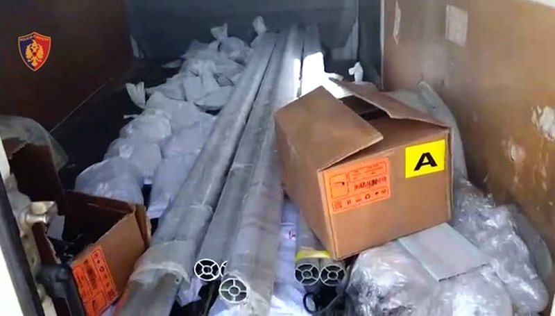 Do shiteshin kontrabandë, policia sekuestron mbi 1.2 milionë lekë mallra kontrabandë, dy persona në pranga