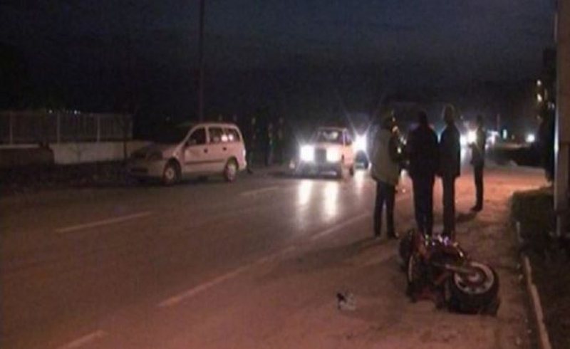 Aksident i rëndë/ Makina përplas motorin, një 18-vjeçar dërgohet me urgjencë drejt spitalit
