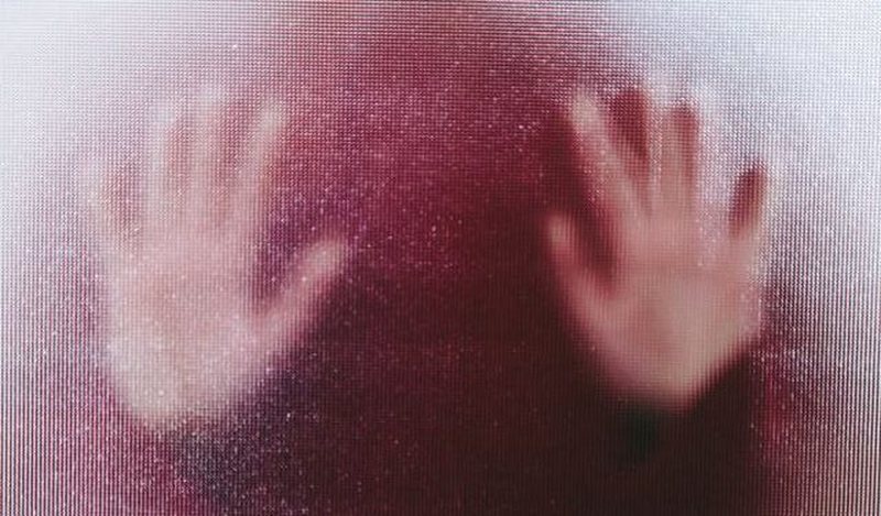 Tronditëse në SHBA/ Nëna shet të bijën 6-vjeçare, burri që e blen e përdhunon në sy të saj dhe…