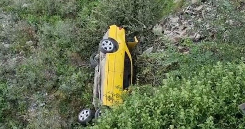 Aksident i frikshëm/ Makina del nga rruga, shoferja dhe një fëmijë përfundojnë në humnerë