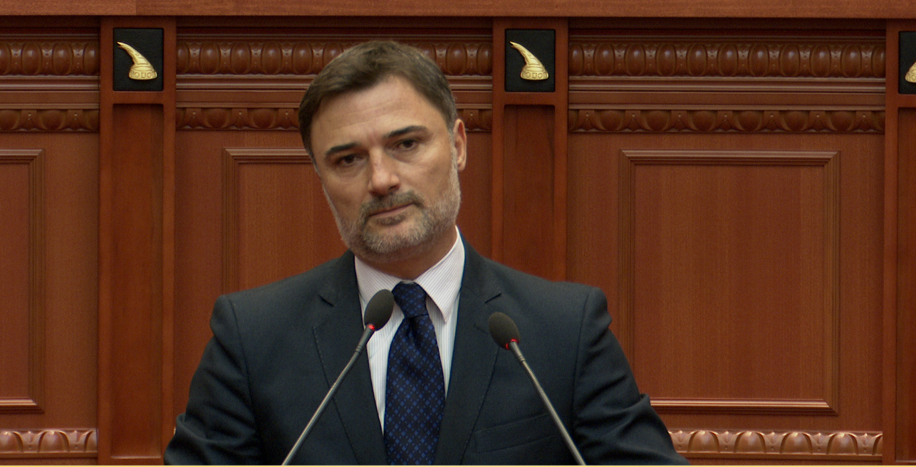 “Banda e Durrësit dhe e Elbasanit janë në Dubai”, Alibeaj: Këtu kërcet dyfeku, atje kërcet shampanja