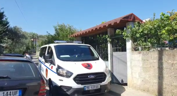 Qëlloi gruan me thikë dhe iu sul fqinjit që ndërhyri për ta ndaluar, policia jep detaje për plagosjen