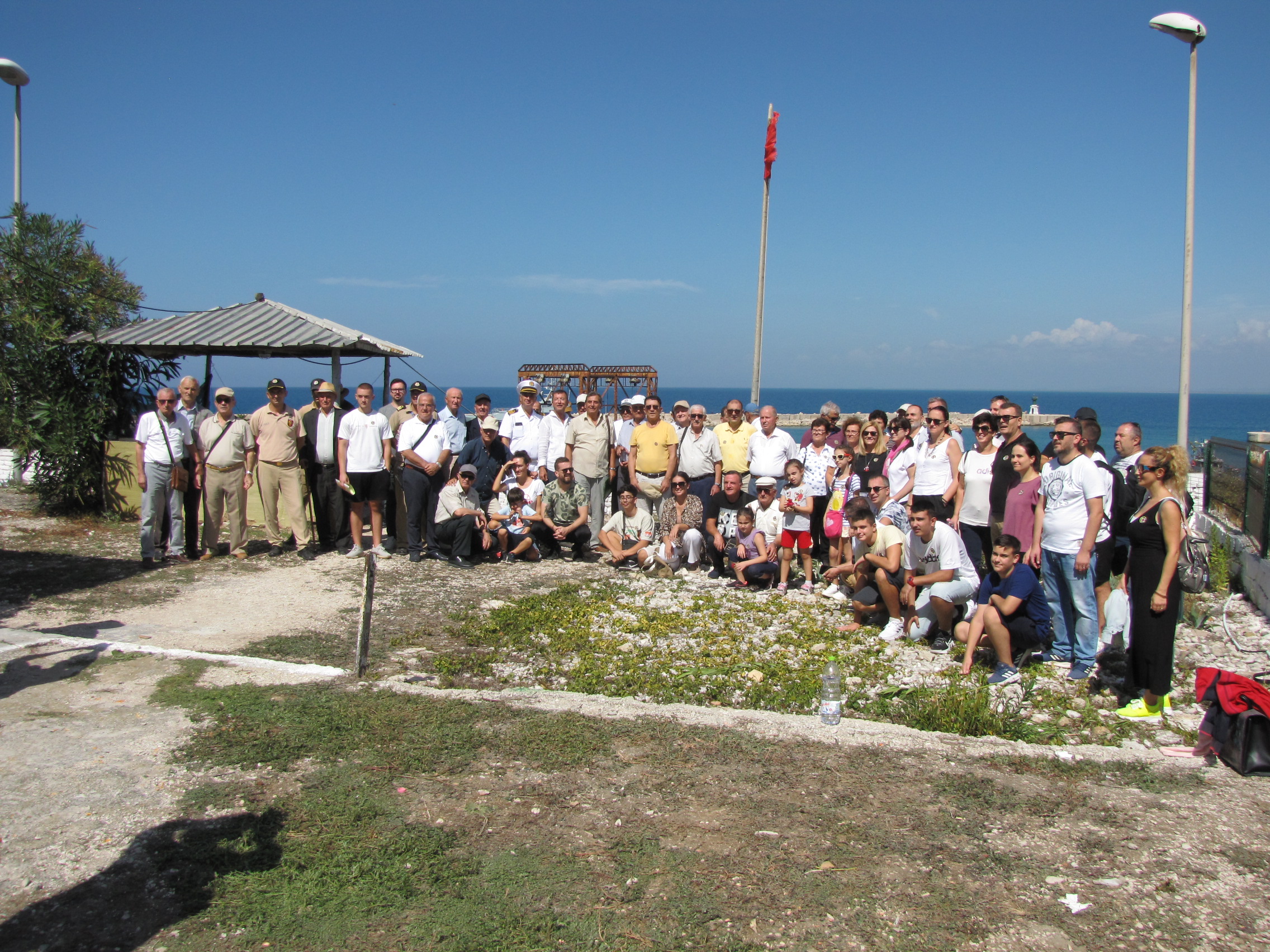 Një ceremoni përkujtimore për kuadrot detarë që shërbyen në Sazan, mbillet &#8220;pema e marinarit&#8221; (FOTO)