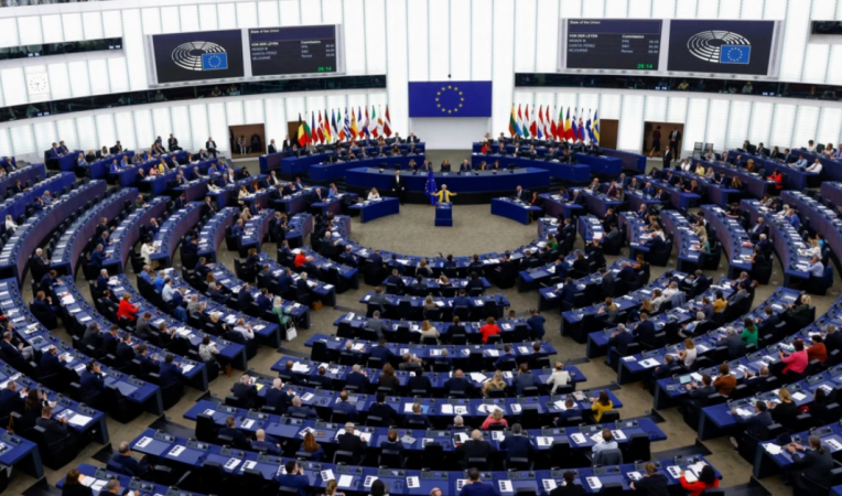 Draft-raporti për strategjinë e zgjerimit/ PE: Bisedimet e Serbisë me BE të kushtëzohen me sanksionet ndaj Rusisë