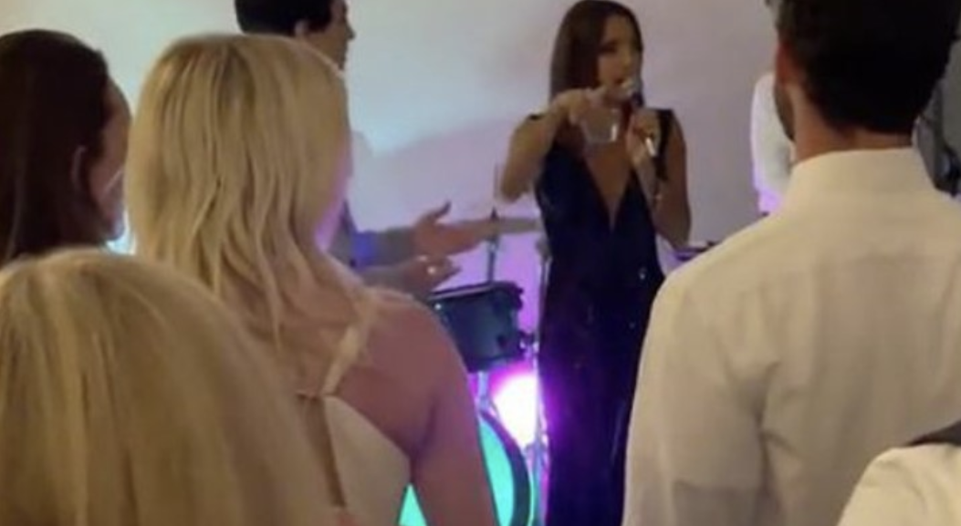 U ftua të performojë në dasmën e ish-it, këngëtarja po bën namin në rrjet me hakmarrjen ndaj tij (VIDEO)