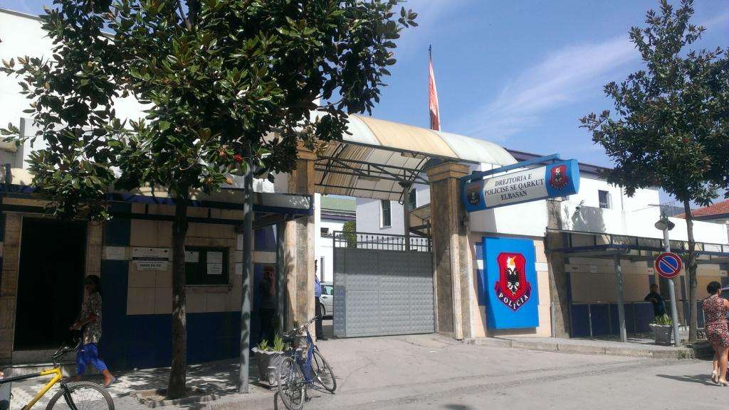 Nuk zbatuan procedurat për ndalimin e një personi në kërkim, pezullohen 2 zyrtarë policie