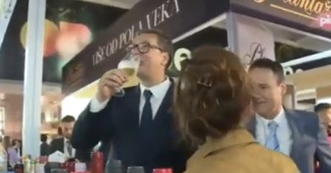 Vuçiç bëhet “tapë” në panairin e verërave në Beograd, momenti kur këshilltarja tenton t’i heqë gotën por ai refuzon (VIDEO)