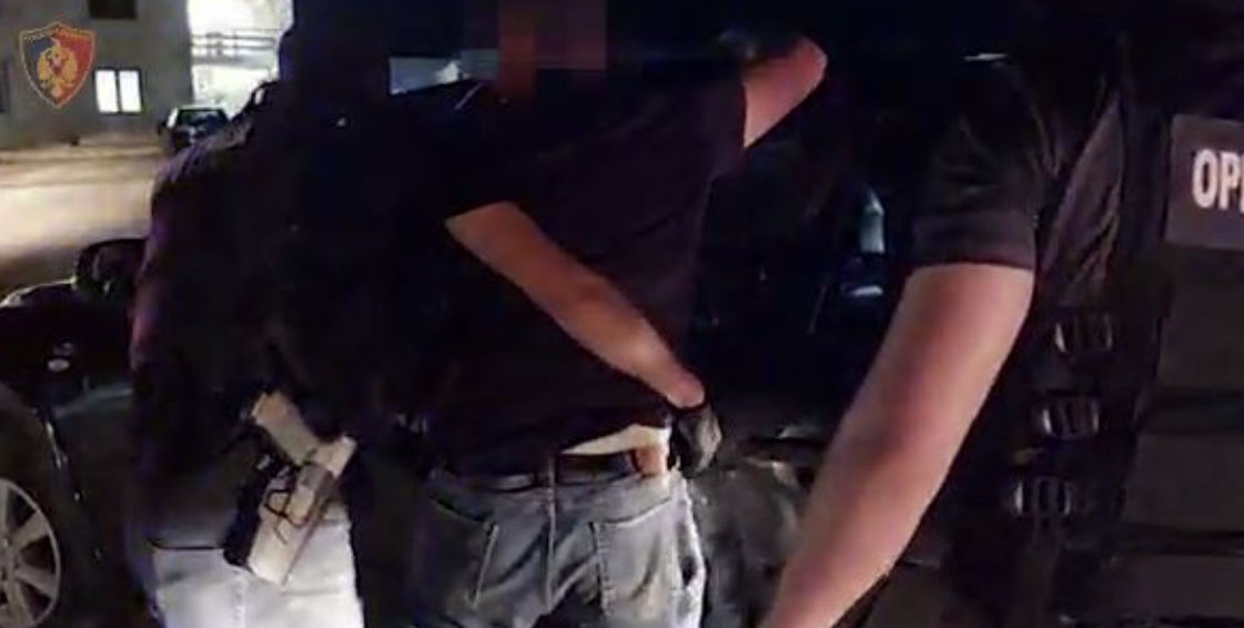 Aksion i beftë nga “Shqiponjat” dhe “FNSH” në këto qytete, arrestohen tre persona që qarkullonin me armë zjarri (EMRAT)