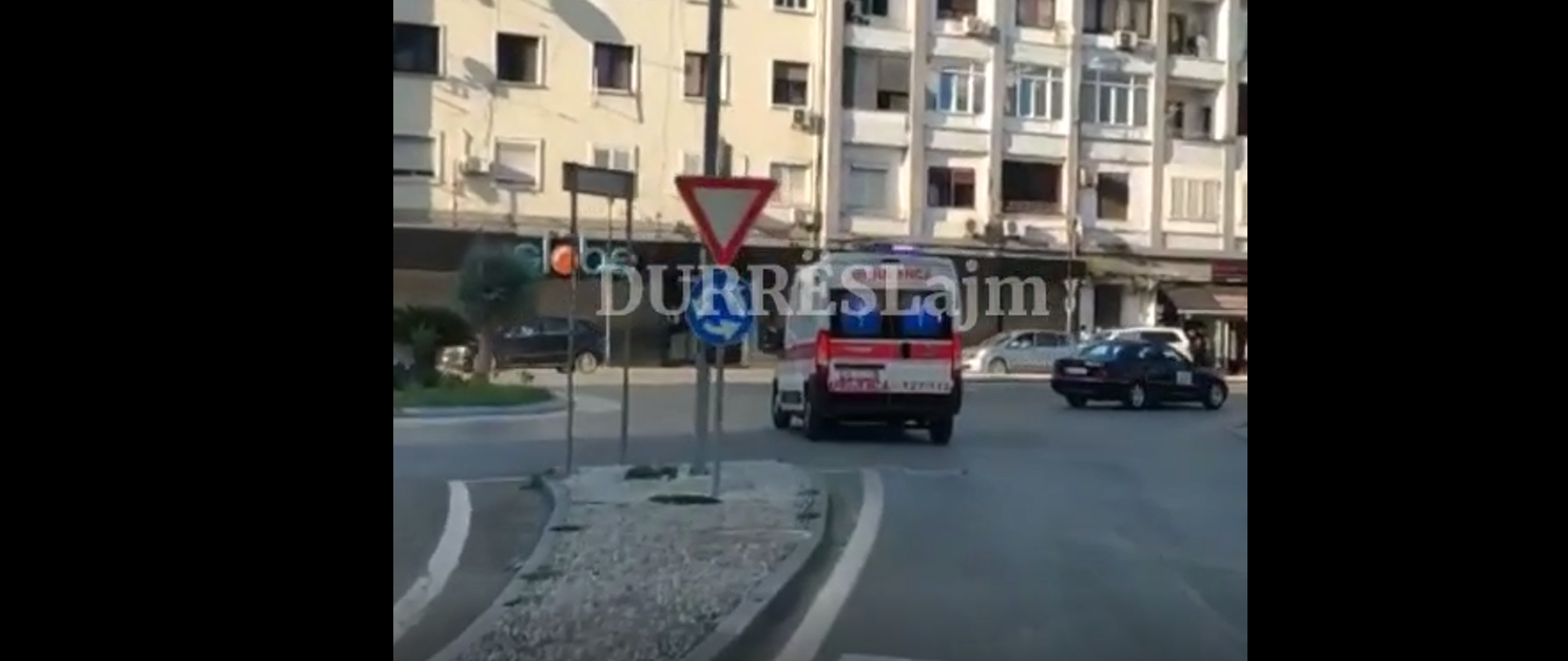 VIDEO/ E rëndë në Durrës, burri &#8220;bën për spital&#8221; gruan në sy të dy fëmijëve