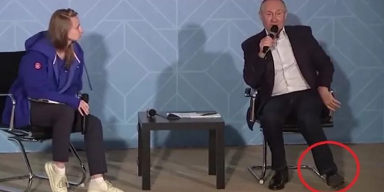 Putin i sëmurë? Presidentit “i dridhet” këmba teksa qëndron i ulur në karrige (VIDEO)
