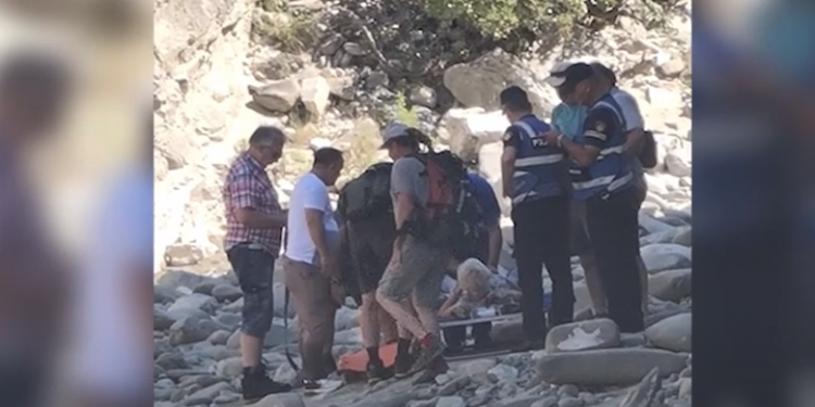 Rrëzohet në Kanionin e Langaricës turistja gjermane, momenti kur transportohet për në spital (VIDEO)