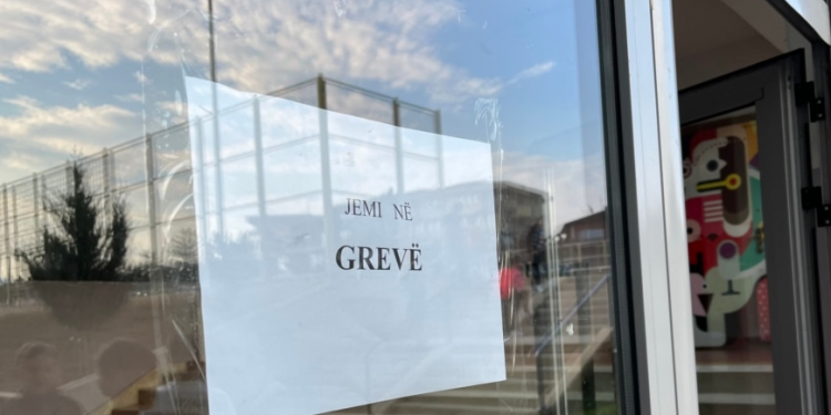Vazhdon greva e mësuesve në Kosovë, ende asnjë marrëveshje me qeverinë