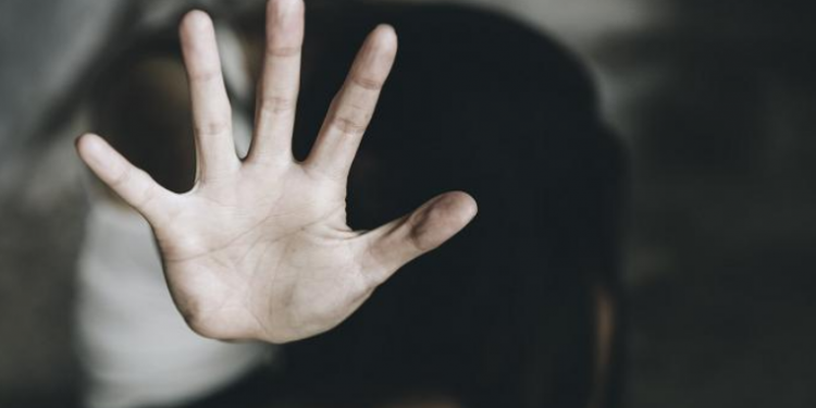 Akuzohet se përdhunoi nxënësen e tij 12-vjeçare, arrestohet mësuesi