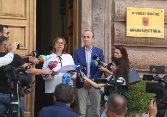 Deputetët e PD depozitojnë padinë për Bordin e Transparencës: Zhvatin qytetarët, abuzime me çmimet!