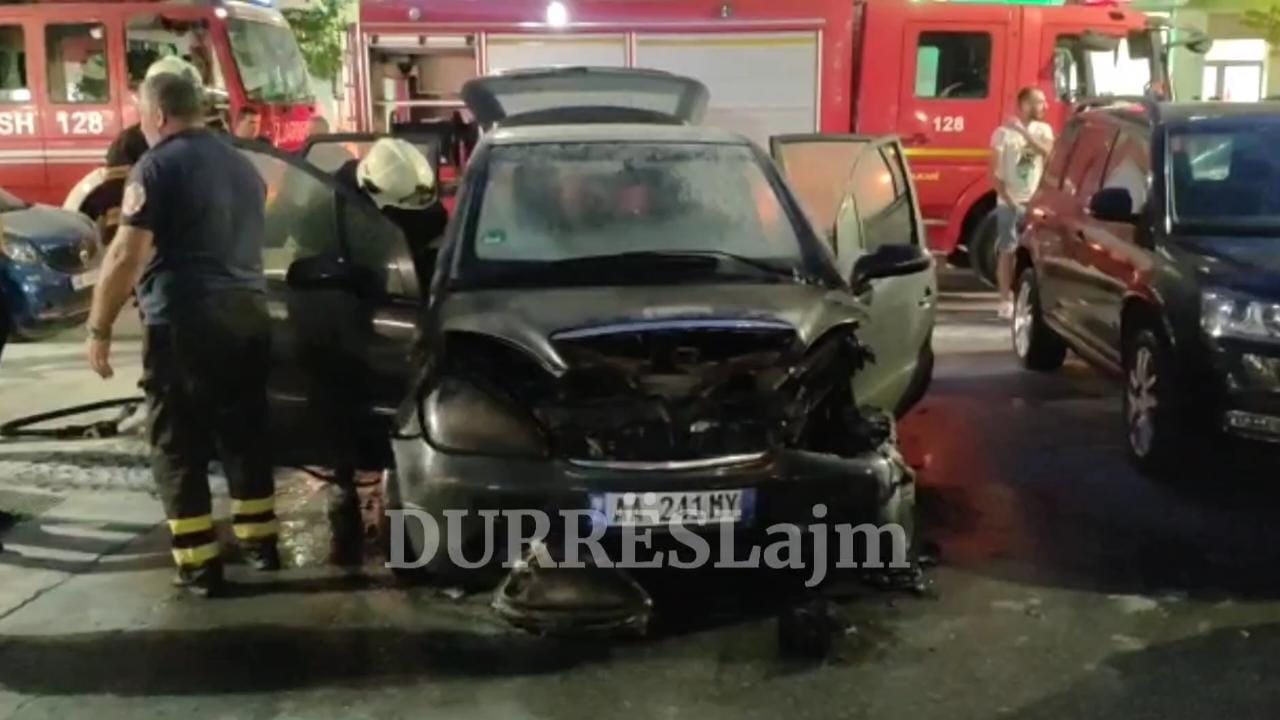 Makina në Durrës mori flakë në lëvizje e sipër, çfarë ka mbetur pas shuarjes së zjarrit (VIDEO+FOTO)