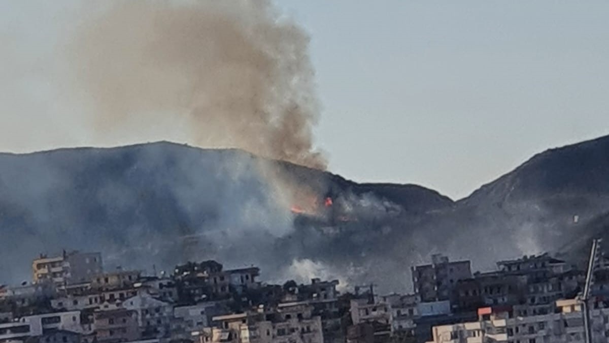 Aktivizohet një vatër zjarri në Durrës, flakët po favorizohen nga era