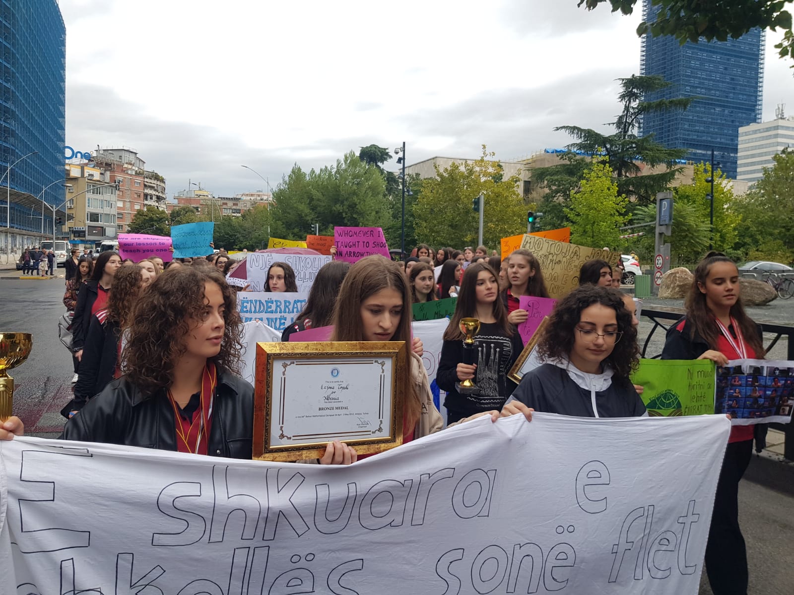 Nxënëset e kolegjit “Mehmet Akif” protestë para Kryeministrisë: Bashkohuni o popull se po na shkelin me këmbë!