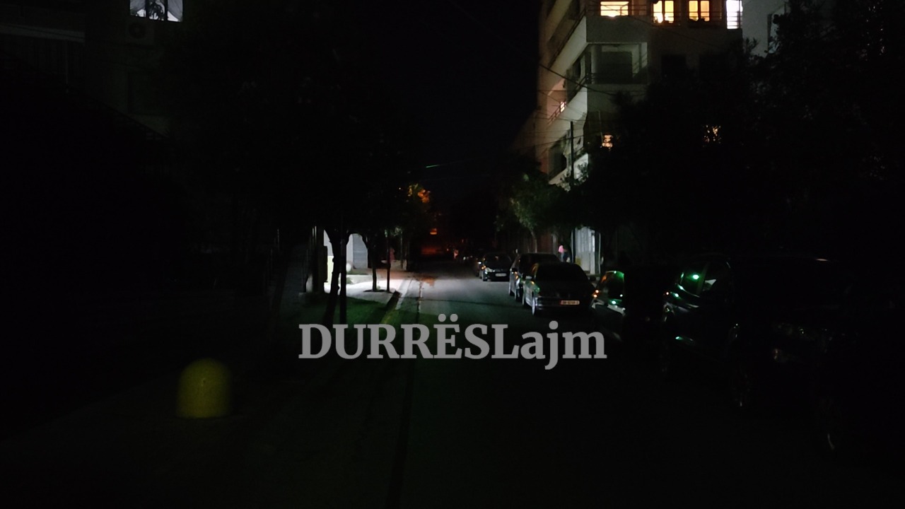Mbizotëron errësira në qendër të Durrësit, ndriçimi i rrugëve gati-gati jo funksional (VIDEO)