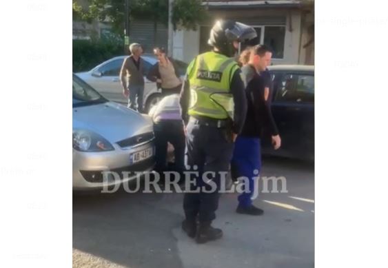 VIDEO/ Gruaja me makinë në Durrës përplas këmbësorin, përfundon në urgjencë